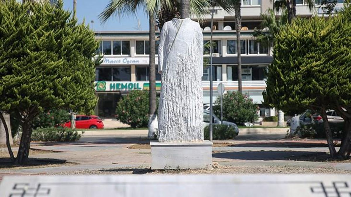 Mersin sahilindeki kadın belediye başkanı heykeline ikinci kez zarar verildi