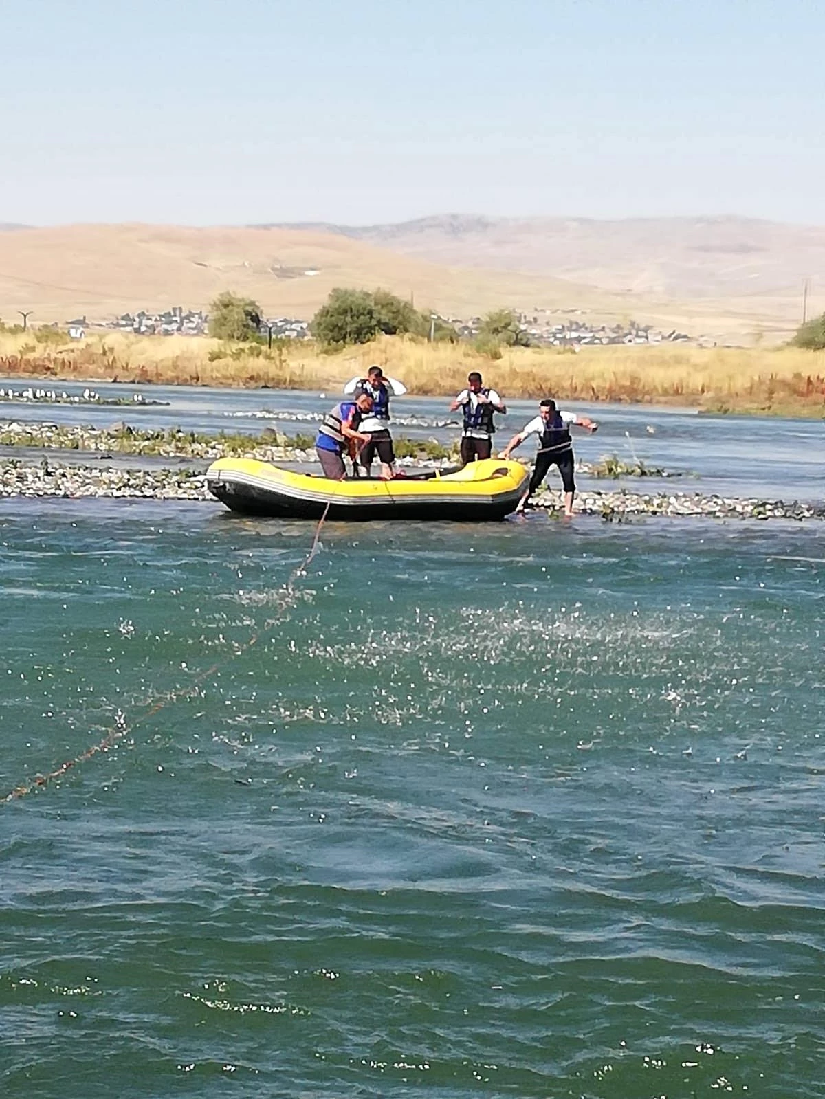 Murat Nehri\'nde mahsur kalan 2 kişiyi AFAD kurtardı