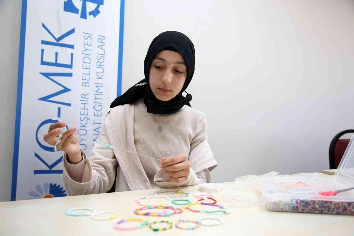 O atölye sayesinde tasarladığı takıları satarak harçlığını çıkarıyor