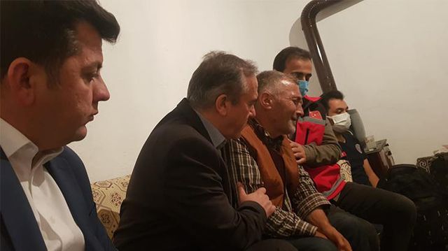 Oğlunun ölüm haberini alan acılı baba: İzin verirlerse evladımın şehit olduğu yerde savaşırım Oğlunun ölüm haberini alan acılı baba: İzin verirlerse evladımın şehit olduğu yerde savaşırım