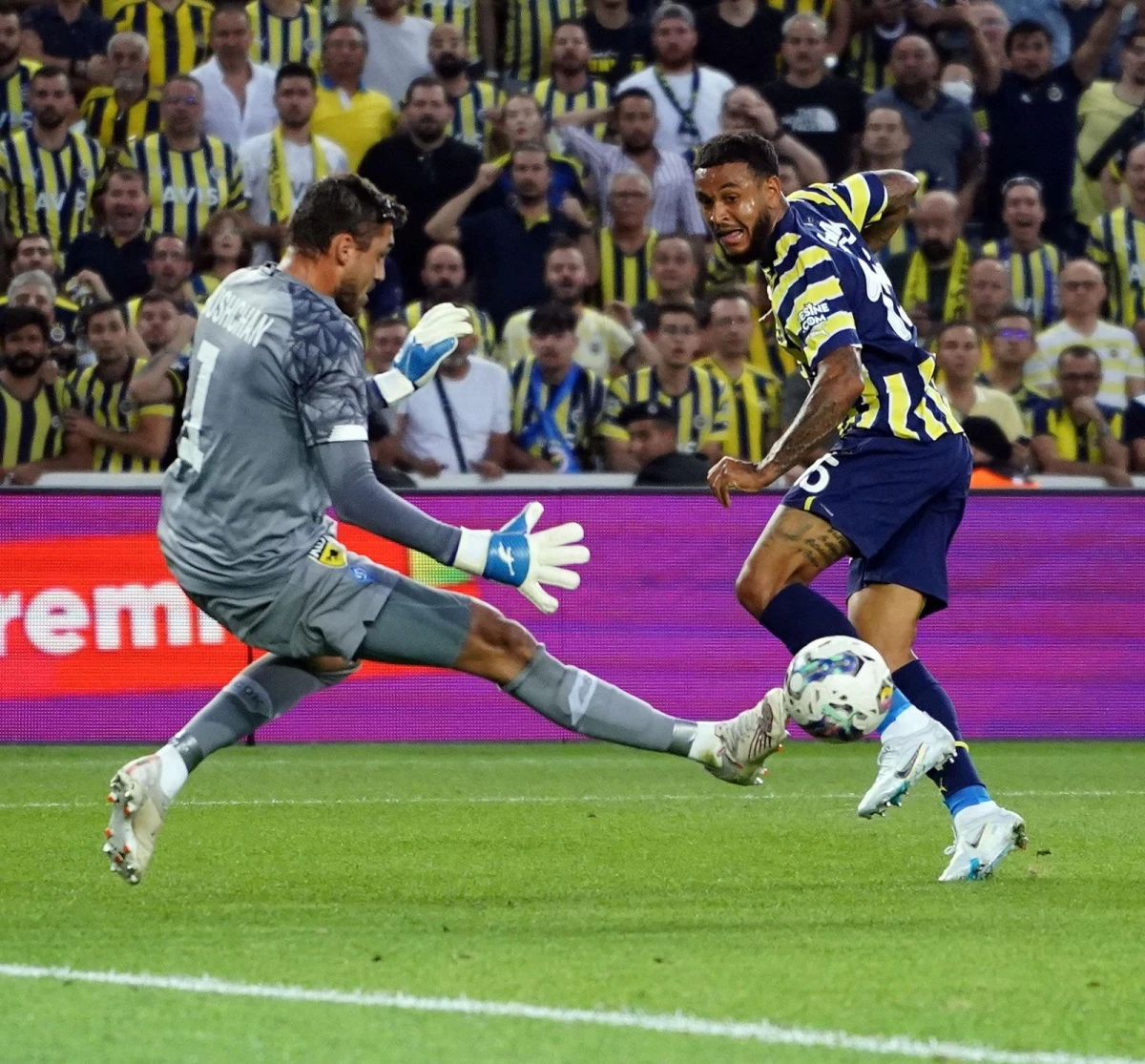 UEFA Şampiyonlar Ligi: Fenerbahçe: 0 Dinamo Kiev: 0 (İlk yarı)