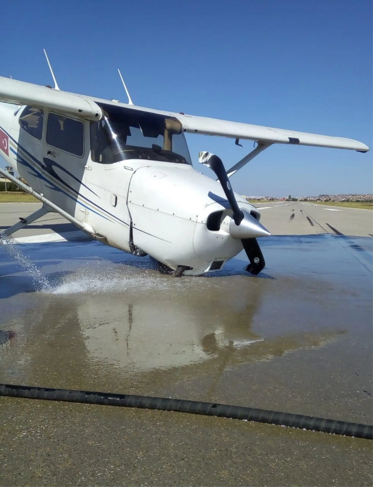 Uşak\'ta iniş sırasında ön tekeri kopan eğitim uçağında hasar oluştu