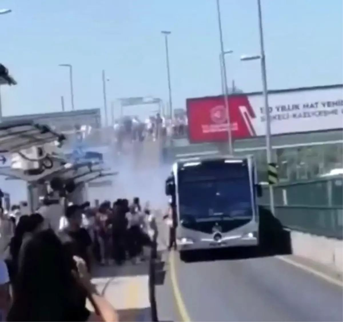 Üsküdar\'da metrobüsten dumanlar çıktı, panikle yolcular tahliye edildi