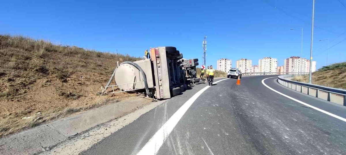 Virajı dönemeyen beton mikseri yan yattı, sürücüsü ağır yaralandı