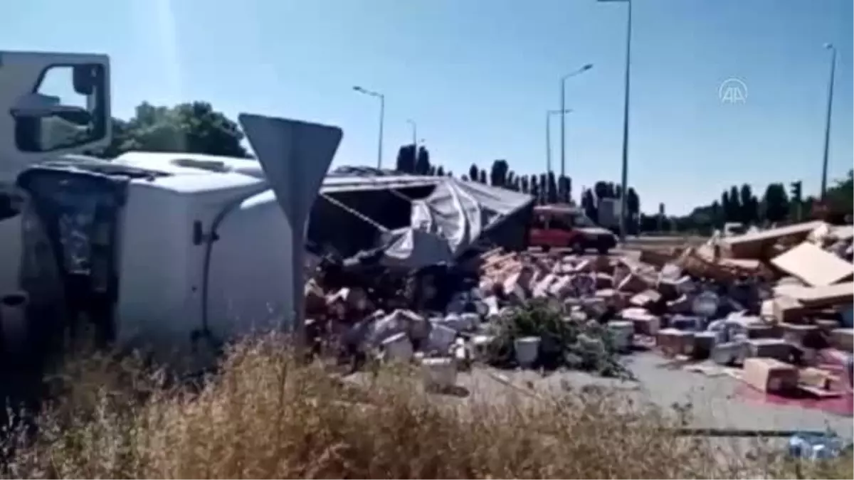 Afyonkarahisar'da otomobille çarpışan boya yüklü tır devrildi