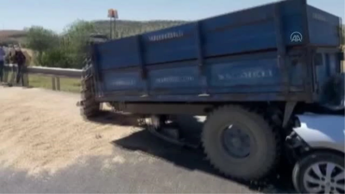 Afyonkarahisar\'da traktör römorkuna çarpan otomobildeki 2 kişi yaralandı