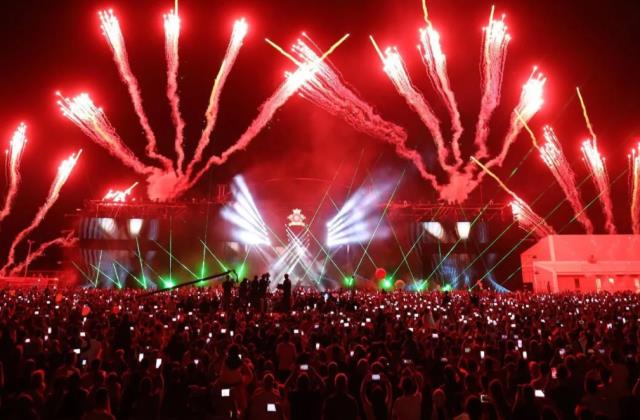 Ağrı'da 30 bin kişinin katıldığı konser büyüledi! Etkinliğe lazerli DJ performansı damga vurdu Ağrı'da 30 bin kişinin katıldığı konser büyüledi! Etkinliğe lazerli DJ performansı damga vurdu