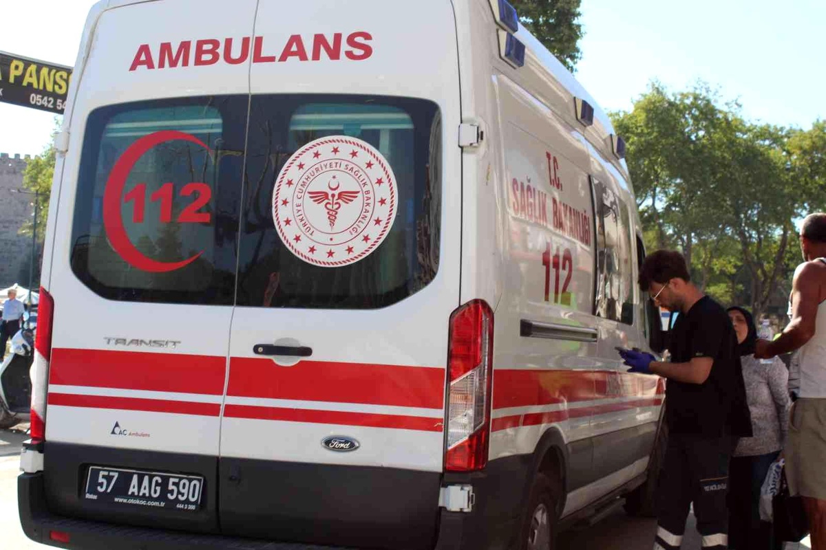 Aniden yola atlayan çocuğa otomobil çarptı