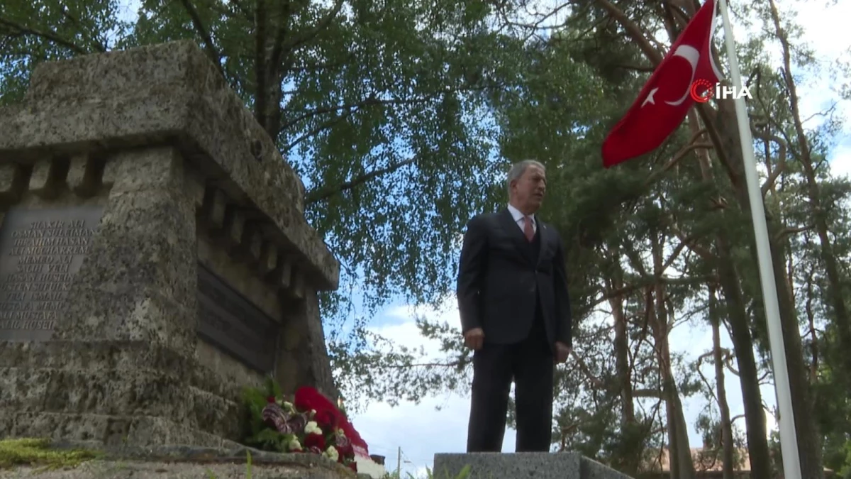 Milli Savunma Bakanı Akar, Letonya\'daki Türk Şehitliği\'ni ziyaret etti