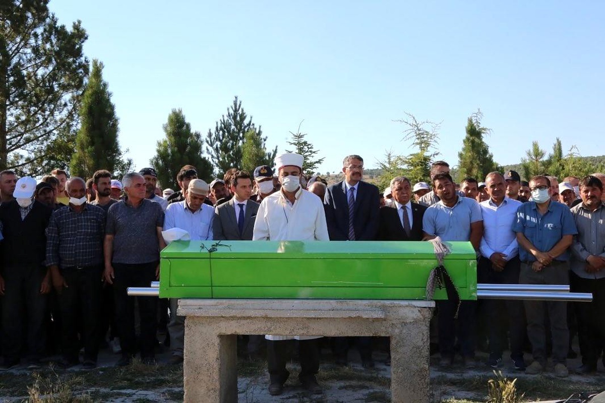 Balya indirirken banttan düşerek hayatını kaybeden genç toprağa verildi