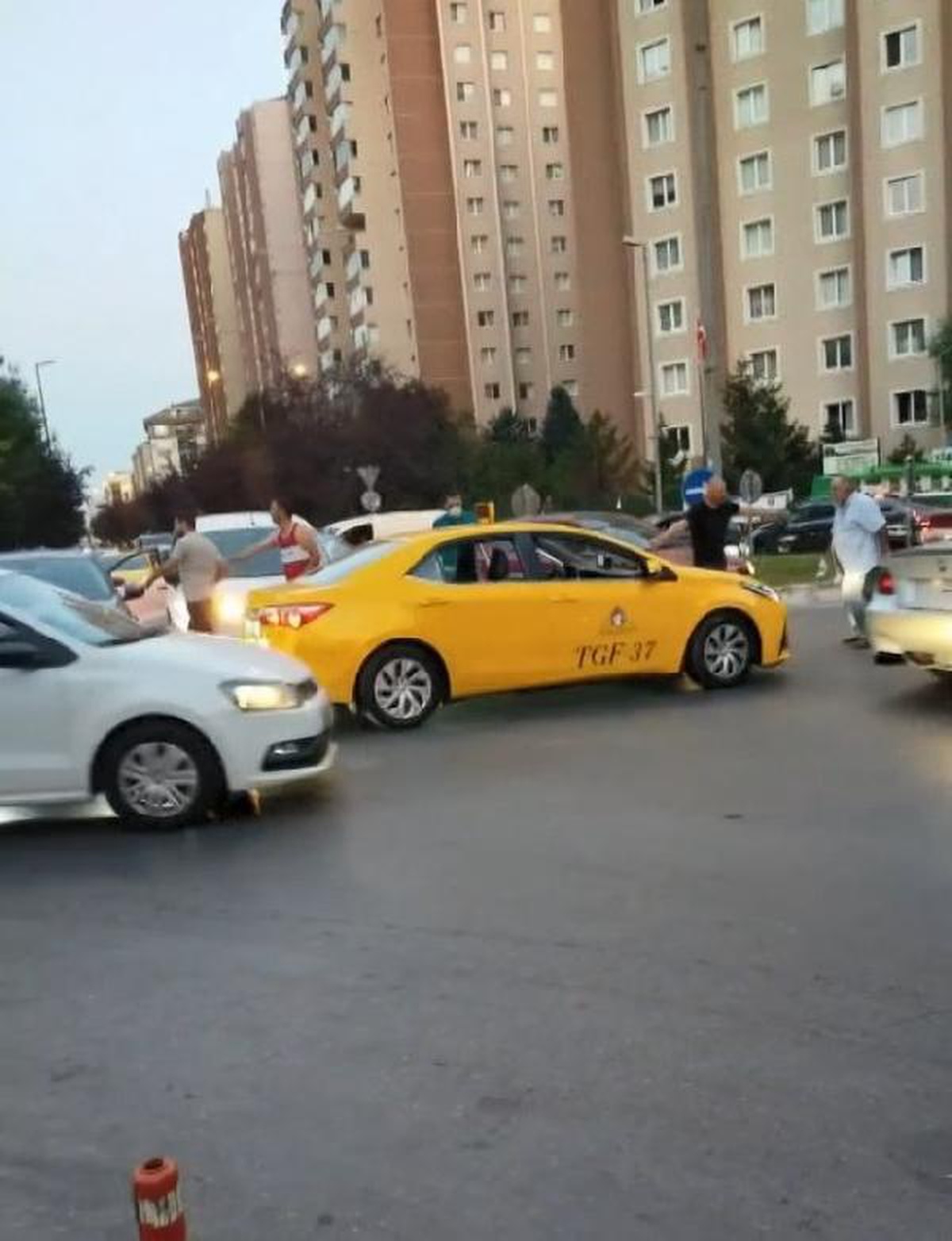 BEYLİKDÜZÜ\'NDE SÜRÜCÜLERİN YUMRUKLU YOL KAVGASI
