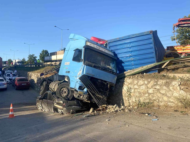 Bursa'da kontrolden çıkan tır 8 aracı böyle biçti : 1 ölü 1 yaralı Bursa'da kontrolden çıkan tır 8 aracı böyle biçti : 1 ölü 1 yaralı