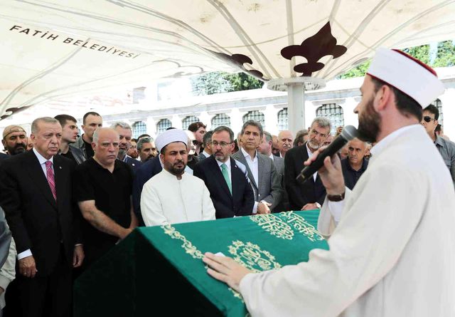 Cumhurbaşkanı Erdoğan, bir dönem gıda sektöründe birlikte çalıştığı ismin cenazesine katıldı
