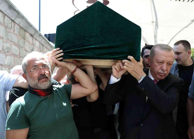 Cumhurbaşkanı Erdoğan, bir dönem gıda sektöründe birlikte çalıştığı ismin cenazesine katıldı