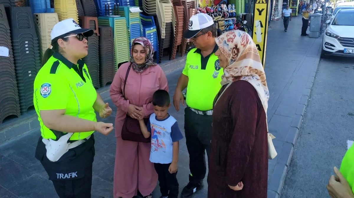 Erzincan\'da trafik ekipleri yayaları bilgilendirdi
