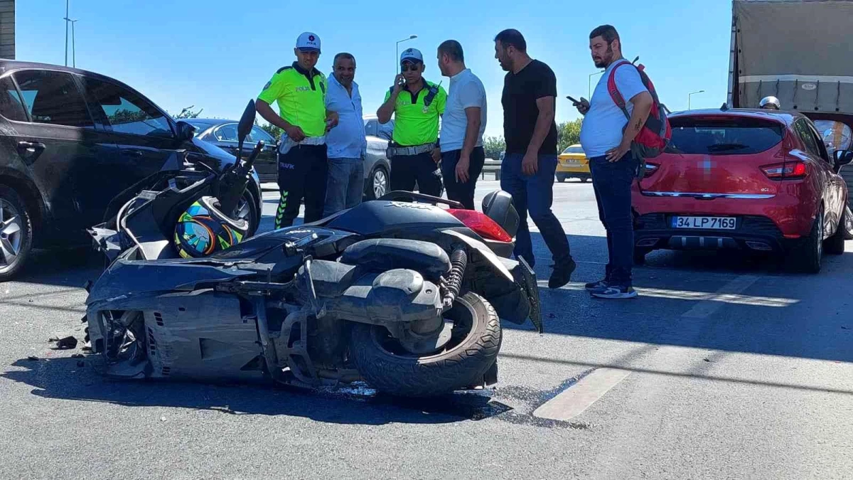 Fatih\'te park halinde otomobile çarpan motosikletli yaralandı