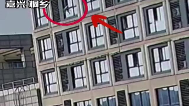 Filmleri aratmayan kurtarma anı! 5. kattan düşen 2 yaşındaki çocuğu havada yakaladı