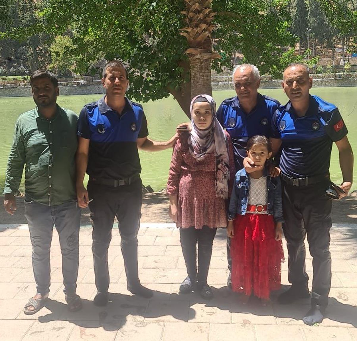 Hatay\'da göle düşen çocukları boğulmaktan zabıta kurtardı