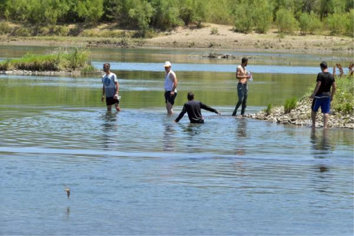 Hayat\'ı kurtarıp, kendisi nehirde kaybolan oto tamircisi 5 gündür aranıyor