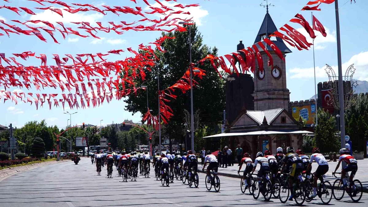Hem pedal çeviriyorlar hem de Kayseri\'yi dünyaya tanıtıyorlar