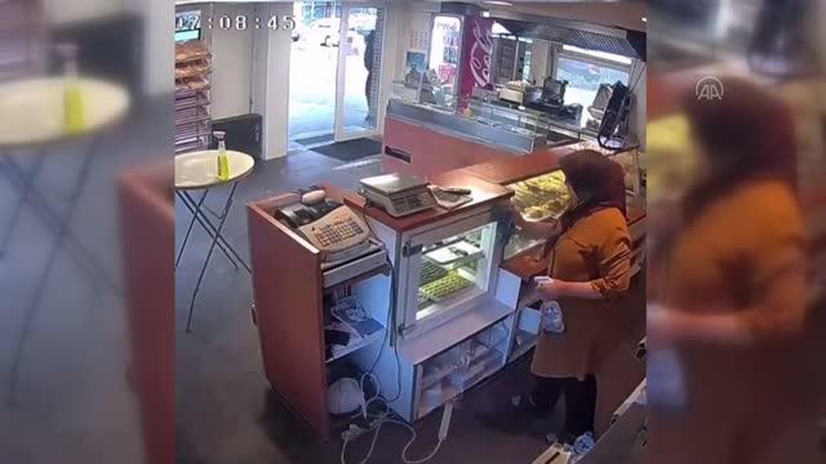 Hollanda\'da satırlı soyguncuyu toz beziyle kovalayan Türk anne: Latife Peker
