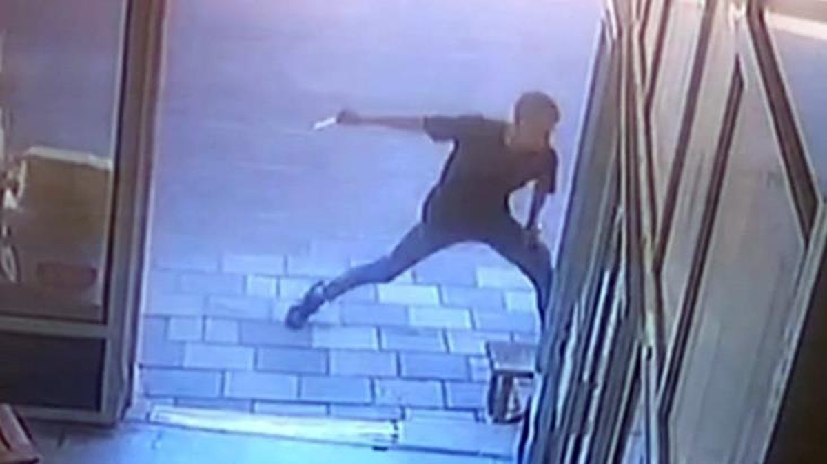 Malatya\'da işyerinin önünde oturan kişi husumetlisi tarafından böyle bıçaklandı! O anlar saniye saniye kameraya yansıdı