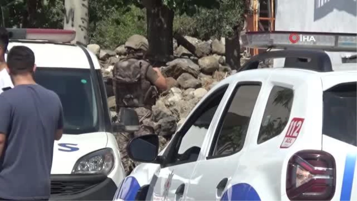 İzmir\'de hareketli dakikalar: Bir kişi karısını bıçakla rehin aldı