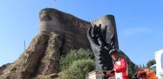 İzmir'den aldığı bayrağı Sarıkamış şehitlerine götürmek için pedal çeviriyor