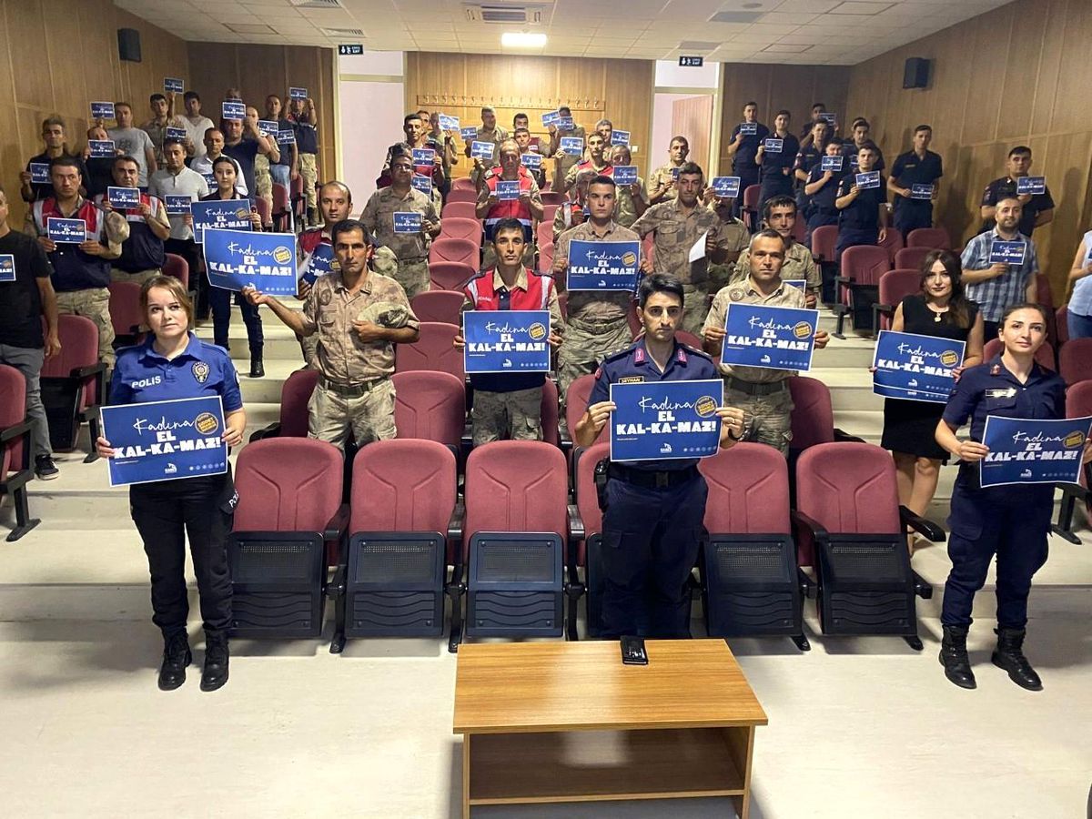 Jandarma\'dan kadına yönelik şiddete karşı bilgilendirme
