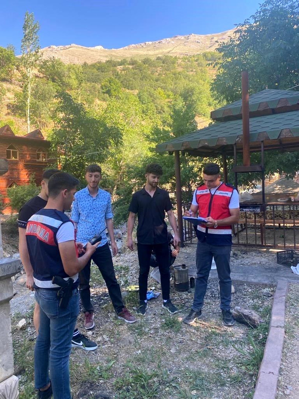 Jandarma \'güven timleri\' kentin huzuru için çalışıyor