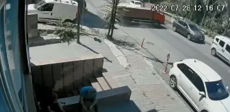 KAĞITHANE'DE HAFRİYAT YÜKLÜ KAMYONET DEVRİLDİ