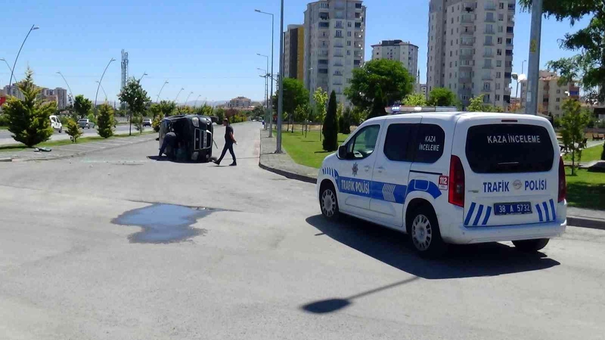 Kayseri\'de otomobil yan yattı