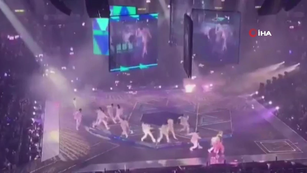 Konser sırasında dev ekran dansçıların üzerine düştü