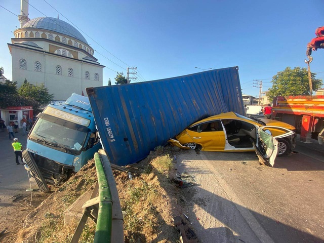 Bursa'da kontrolden çıkan tır 8 aracı böyle biçti : 1 ölü 1 yaralı Bursa'da kontrolden çıkan tır 8 aracı böyle biçti : 1 ölü 1 yaralı