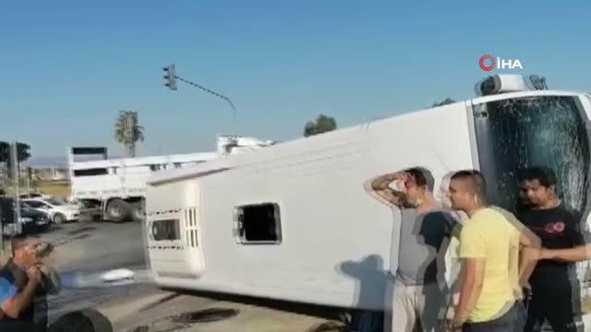 Manavgat\'ta kamyonet ile servis otobüsü çarpıştı: 5 yaralı