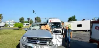 Manavgat'ta servis midibüsü ile kamyonet çarpıştı: 5 yaralı