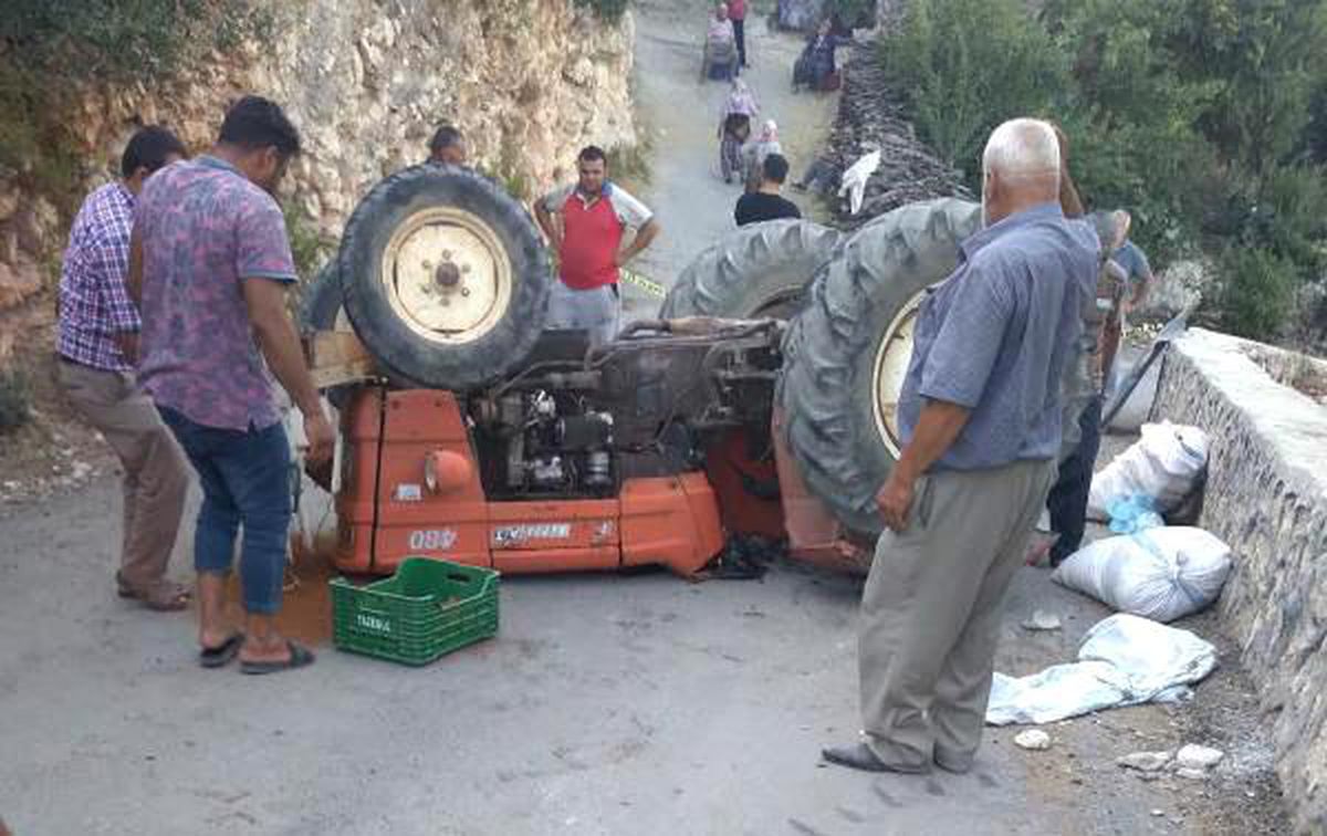 Mersin\'de devrilen traktörün altında kalan sürücü öldü, karısı yaralandı