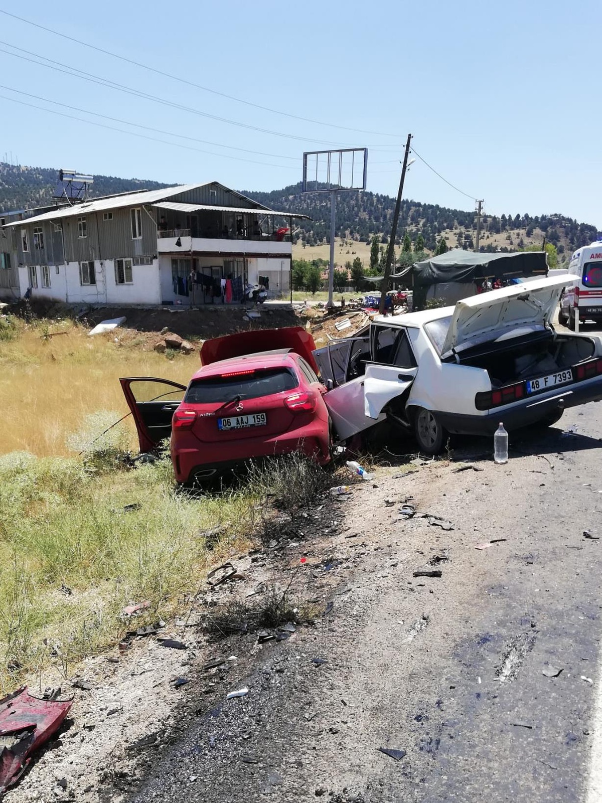 Seydikemer\'de trafik kazası 1 ölü, 2 yaralı