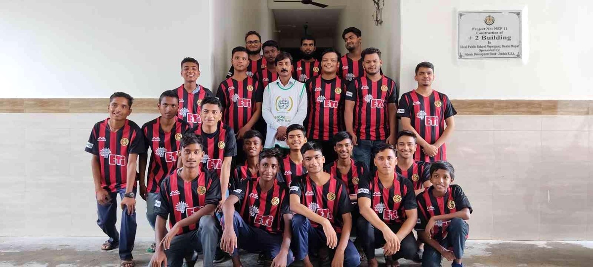 Nepal\'deki çocuklar Eskişehirspor formasıyla mutlu oldu