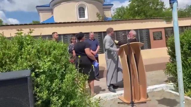 Rus yanlısı rahip cenazede Ukraynalı rahibe haçla saldırdı Rus yanlısı rahip cenazede Ukraynalı rahibe haçla saldırdı