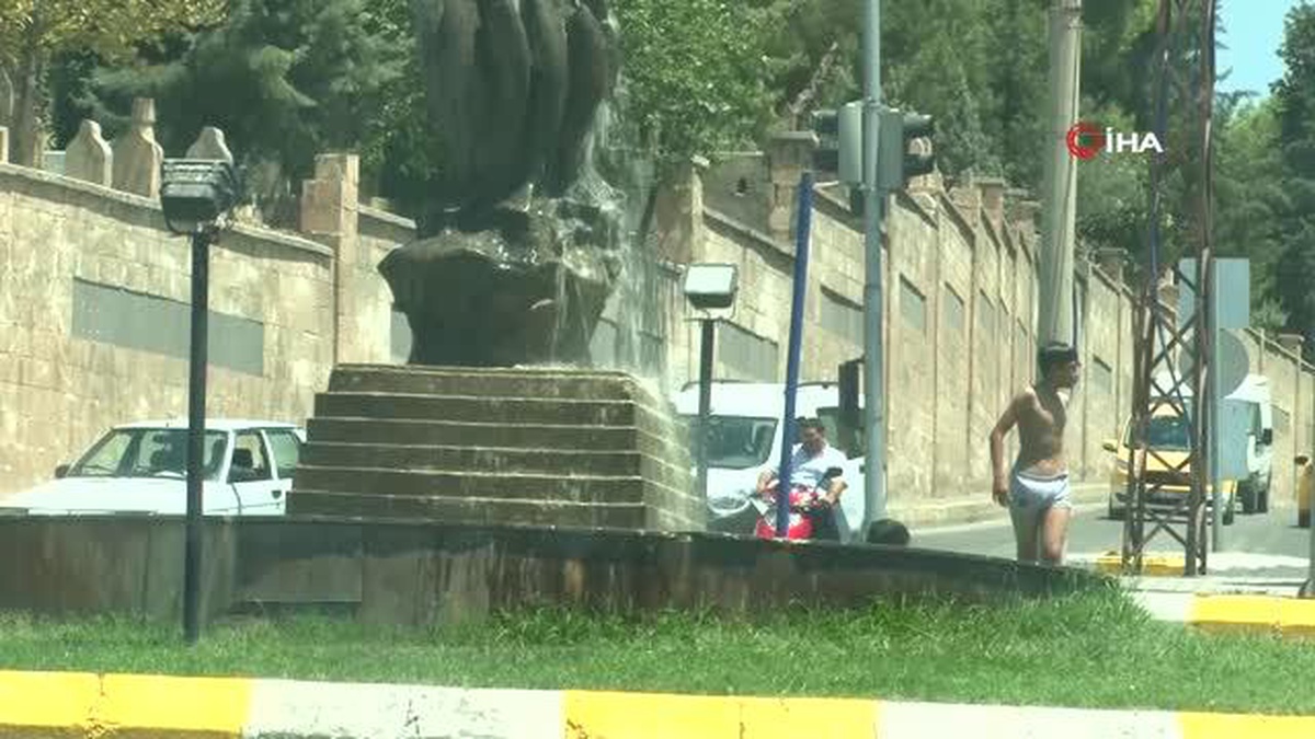 Sıcaktan bunalan çocuklar süs havuzlarında serinledi