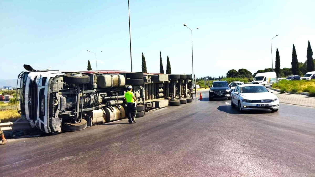 Söke\'nin tartışmalı kavşağında bu kez tır devrildi. Felaket bir otomobili teğet geçti