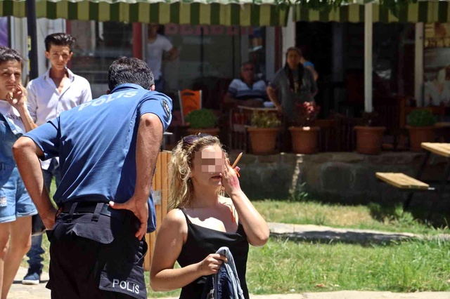 Üzerindeki şortu çıkartıp süs havuzuna girdi, polis hemen harekete geçti Üzerindeki şortu çıkartıp süs havuzuna girdi, polis hemen harekete geçti
