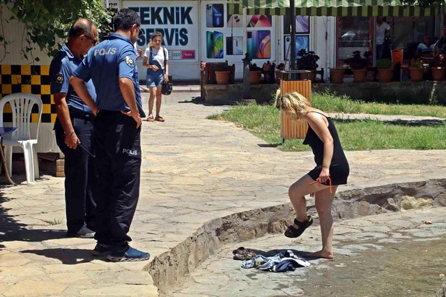Üzerindeki şortu çıkartıp süs havuzuna girdi, polis hemen harekete geçti Üzerindeki şortu çıkartıp süs havuzuna girdi, polis hemen harekete geçti