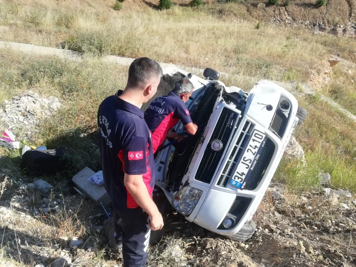 Tokat\'ta devrilen hafif ticari araçtaki 3 kişi yaralandı