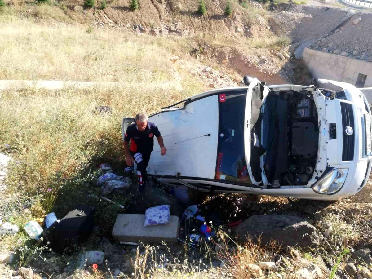 Tokat\'ta hafif ticari araç şarampole devrildi: 3 yaralı