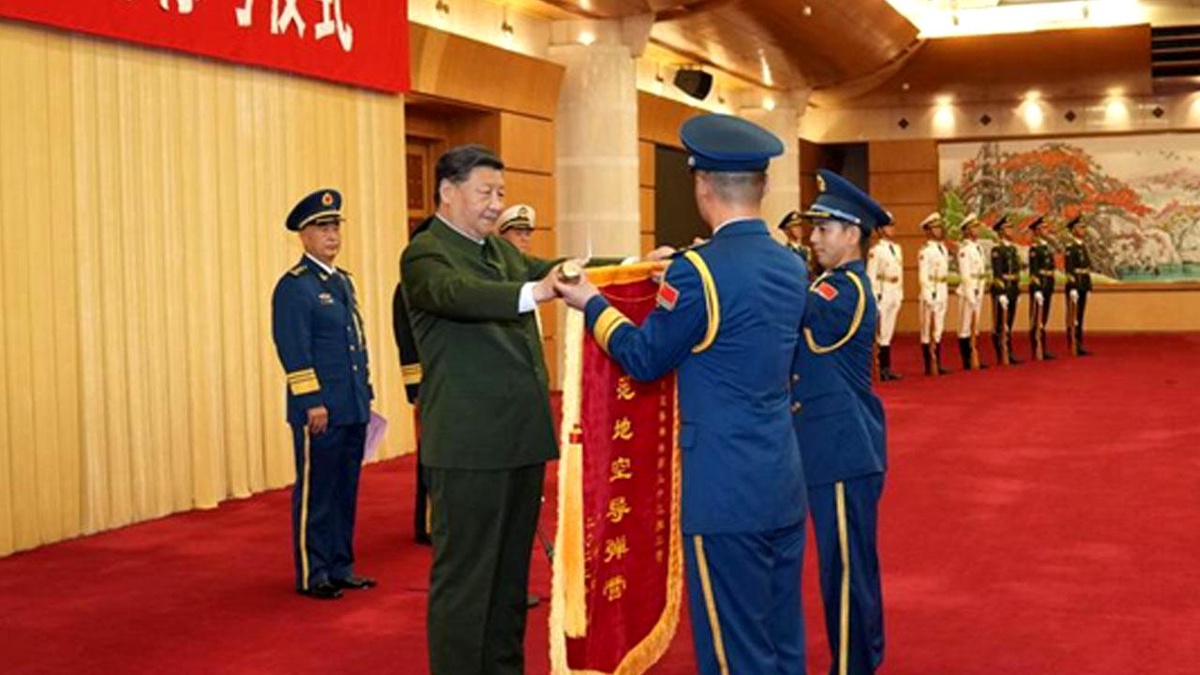 Xi Üstün Hizmetlerinden Dolayı Bir Taburu Ödüllendirdi