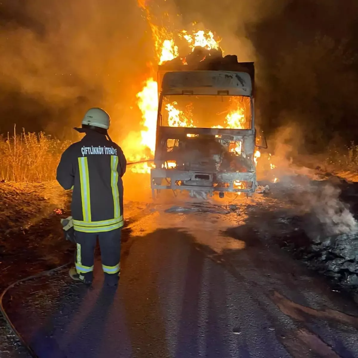 Yalova'da saman yüklü kamyon yandı