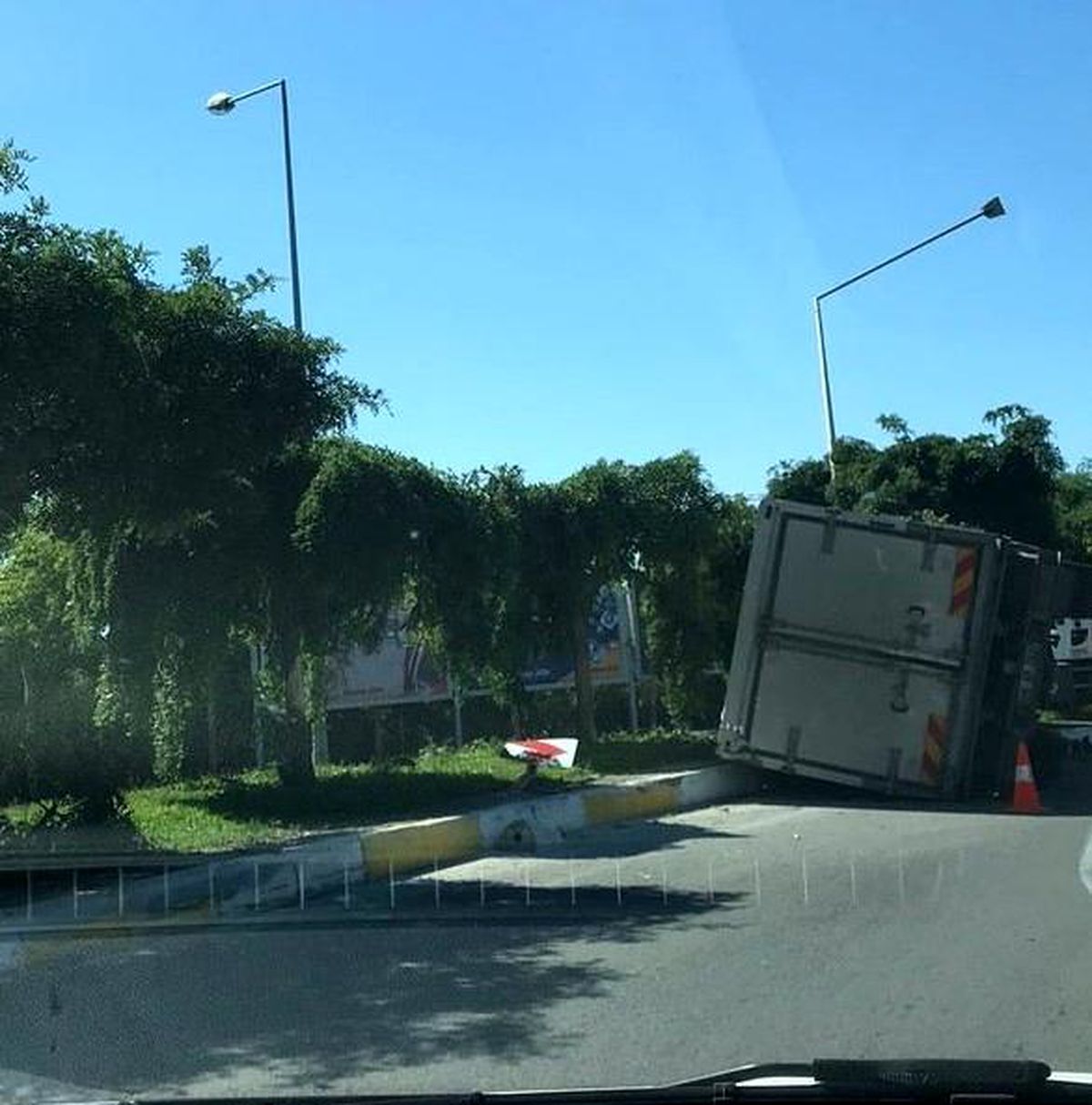 Yalova\'da virajı alamayan kamyonet devrildi