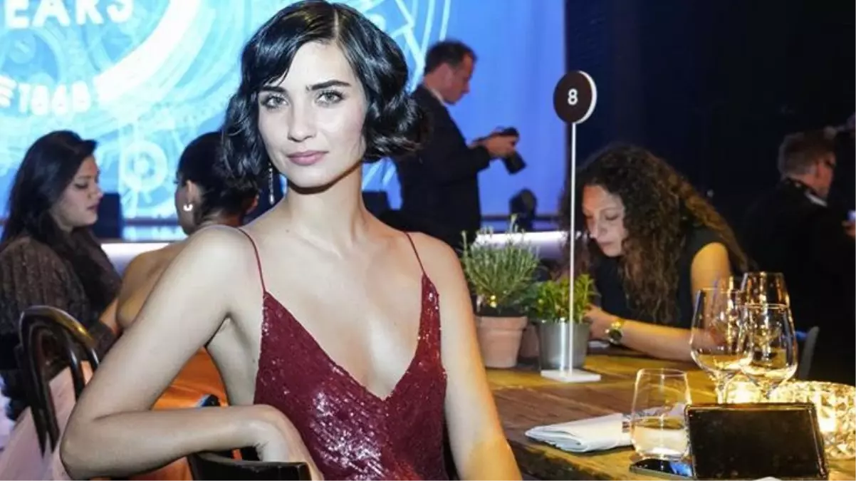 Tuba Büyüküstün ve Serkan Altunorak, aynı araçta trafik çevirmesine takıldı! Yaşadıkları panik \'Yeni bir aşk mı doğuyor?\' sorusunu akıllara getirdi